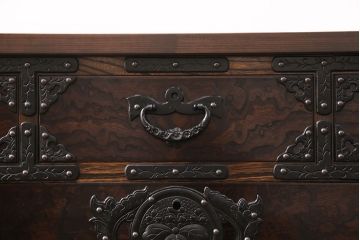 中古　美品　岩谷堂箪笥　天板リメイク　深みのある色合いと力強い金具が和の雰囲気を高めるサイドチェスト(引き出し、衣装タンス、収納箪笥、ローチェスト)(R-051152)