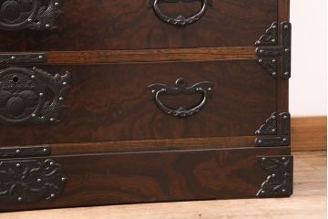 中古　美品　岩谷堂箪笥　天板リメイク　深みのある色合いと力強い金具が和の雰囲気を高めるサイドチェスト(引き出し、衣装タンス、収納箪笥、ローチェスト)(R-051152)