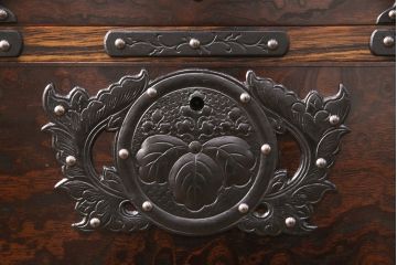 中古　美品　岩谷堂箪笥　天板リメイク　深みのある色合いと力強い金具が和の雰囲気を高めるサイドチェスト(引き出し、衣装タンス、収納箪笥、ローチェスト)(R-051152)