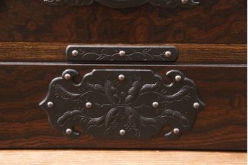 中古　美品　岩谷堂箪笥　天板リメイク　深みのある色合いと力強い金具が和の雰囲気を高めるサイドチェスト(引き出し、衣装タンス、収納箪笥、ローチェスト)(R-051152)