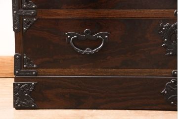中古　美品　岩谷堂箪笥　天板リメイク　深みのある色合いと力強い金具が和の雰囲気を高めるサイドチェスト(引き出し、衣装タンス、収納箪笥、ローチェスト)(R-051152)