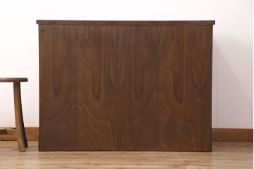 中古　美品　岩谷堂箪笥　天板リメイク　深みのある色合いと力強い金具が和の雰囲気を高めるサイドチェスト(引き出し、衣装タンス、収納箪笥、ローチェスト)(R-051152)