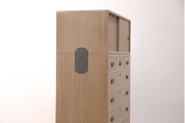 中古　国産　松竹梅の意匠が和の趣を高める総桐箪笥(並厚、四方丸)(衣装箪笥、着物箪笥、和タンス、桐たんす)(定価約100万円)(R-051153)