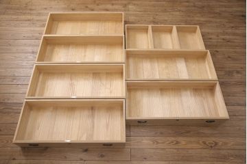 中古　国産　松竹梅の意匠が和の趣を高める総桐箪笥(並厚、四方丸)(衣装箪笥、着物箪笥、和タンス、桐たんす)(定価約100万円)(R-051153)