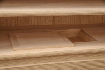 中古　国産　松竹梅の意匠が和の趣を高める総桐箪笥(並厚、四方丸)(衣装箪笥、着物箪笥、和タンス、桐たんす)(定価約100万円)(R-051153)