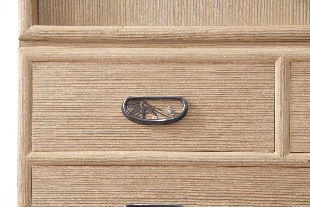 中古　国産　松竹梅の意匠が和の趣を高める総桐箪笥(並厚、四方丸)(衣装箪笥、着物箪笥、和タンス、桐たんす)(定価約100万円)(R-051153)