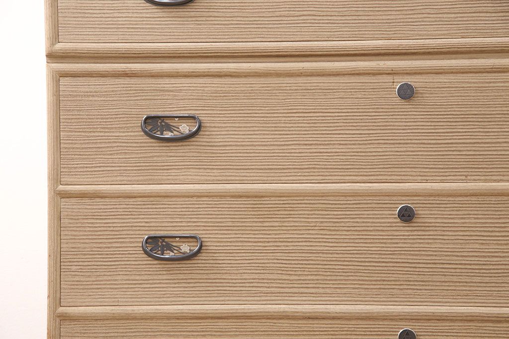 中古　国産　松竹梅の意匠が和の趣を高める総桐箪笥(並厚、四方丸)(衣装箪笥、着物箪笥、和タンス、桐たんす)(定価約100万円)(R-051153)