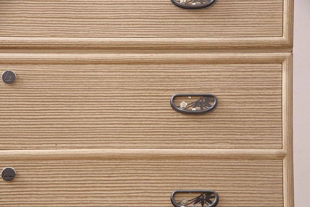 中古　国産　松竹梅の意匠が和の趣を高める総桐箪笥(並厚、四方丸)(衣装箪笥、着物箪笥、和タンス、桐たんす)(定価約100万円)(R-051153)