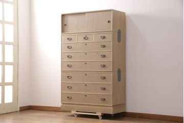 中古　国産　松竹梅の意匠が和の趣を高める総桐箪笥(並厚、四方丸)(衣装箪笥、着物箪笥、和タンス、桐たんす)(定価約100万円)(R-051153)