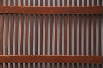 アンティーク建具　希少!総ケヤキ材製の厚手で丈夫な格子戸2枚セット(玄関戸、引き戸、建具)(R-051155)