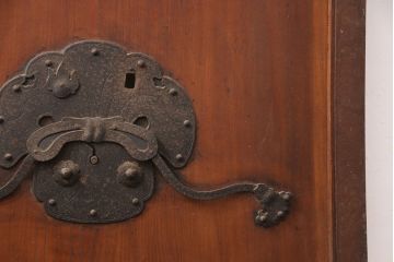 アンティーク建具　総ケヤキ材　細身のサイズが嬉しい!巾着金具がアクセントの格子蔵戸1枚(格子戸、建具、玄関戸、引き戸)(R-051156)