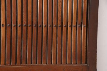 アンティーク建具　総ケヤキ材　細身のサイズが嬉しい!巾着金具がアクセントの格子蔵戸1枚(格子戸、建具、玄関戸、引き戸)(R-051156)