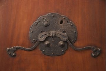アンティーク建具　総ケヤキ材　細身のサイズが嬉しい!巾着金具がアクセントの格子蔵戸1枚(格子戸、建具、玄関戸、引き戸)(R-051156)