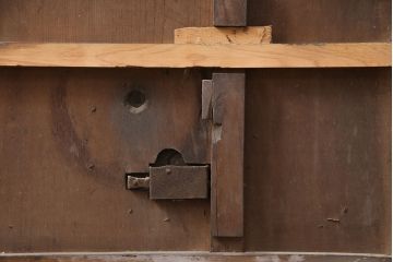 アンティーク建具　総ケヤキ材　細身のサイズが嬉しい!巾着金具がアクセントの格子蔵戸1枚(格子戸、建具、玄関戸、引き戸)(R-051156)