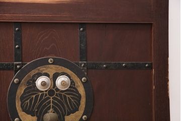 アンティーク建具　総ケヤキ材　枡格子状の帯鉄と大ぶりの金具が重厚感を演出する格子蔵戸1枚(格子戸、建具、玄関戸、引き戸)(R-051157)