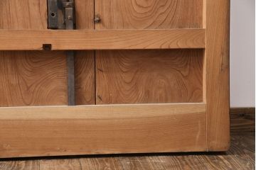 アンティーク建具　総ケヤキ材　枡格子状の帯鉄と大ぶりの金具が重厚感を演出する格子蔵戸1枚(格子戸、建具、玄関戸、引き戸)(R-051157)