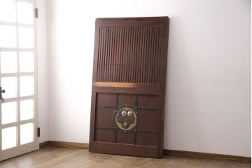 アンティーク建具　総ケヤキ材　枡格子状の帯鉄と大ぶりの金具が重厚感を演出する格子蔵戸1枚(格子戸、建具、玄関戸、引き戸)(R-051157)