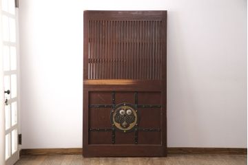 アンティーク建具　総ケヤキ材　枡格子状の帯鉄と大ぶりの金具が重厚感を演出する格子蔵戸1枚(格子戸、建具、玄関戸、引き戸)(R-051157)