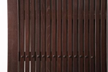 アンティーク建具　総ケヤキ材　枡格子状の帯鉄と大ぶりの金具が重厚感を演出する格子蔵戸1枚(格子戸、建具、玄関戸、引き戸)(R-051157)