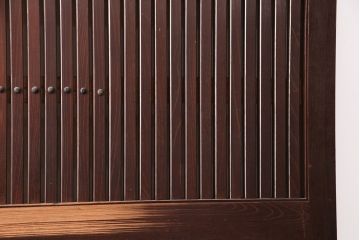 アンティーク建具　総ケヤキ材　枡格子状の帯鉄と大ぶりの金具が重厚感を演出する格子蔵戸1枚(格子戸、建具、玄関戸、引き戸)(R-051157)
