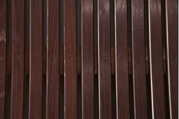 アンティーク建具　総ケヤキ材　枡格子状の帯鉄と大ぶりの金具が重厚感を演出する格子蔵戸1枚(格子戸、建具、玄関戸、引き戸)(R-051157)