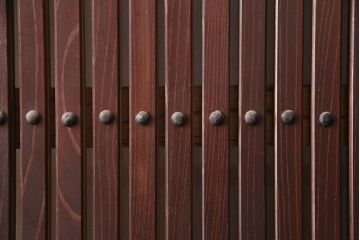 アンティーク建具　総ケヤキ材　枡格子状の帯鉄と大ぶりの金具が重厚感を演出する格子蔵戸1枚(格子戸、建具、玄関戸、引き戸)(R-051157)