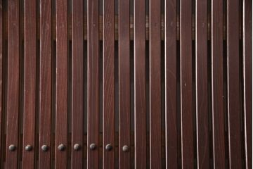 アンティーク建具　総ケヤキ材　枡格子状の帯鉄と大ぶりの金具が重厚感を演出する格子蔵戸1枚(格子戸、建具、玄関戸、引き戸)(R-051157)