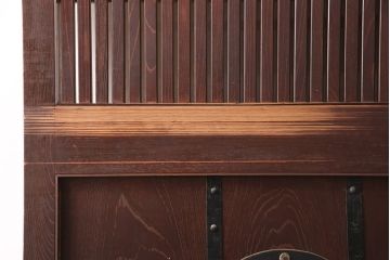 アンティーク建具　総ケヤキ材　枡格子状の帯鉄と大ぶりの金具が重厚感を演出する格子蔵戸1枚(格子戸、建具、玄関戸、引き戸)(R-051157)