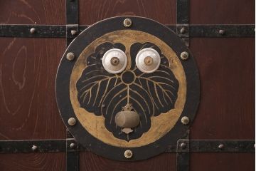 アンティーク建具　総ケヤキ材　枡格子状の帯鉄と大ぶりの金具が重厚感を演出する格子蔵戸1枚(格子戸、建具、玄関戸、引き戸)(R-051157)