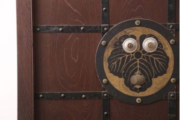アンティーク建具　総ケヤキ材　枡格子状の帯鉄と大ぶりの金具が重厚感を演出する格子蔵戸1枚(格子戸、建具、玄関戸、引き戸)(R-051157)