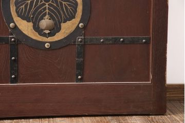 アンティーク建具　総ケヤキ材　枡格子状の帯鉄と大ぶりの金具が重厚感を演出する格子蔵戸1枚(格子戸、建具、玄関戸、引き戸)(R-051157)