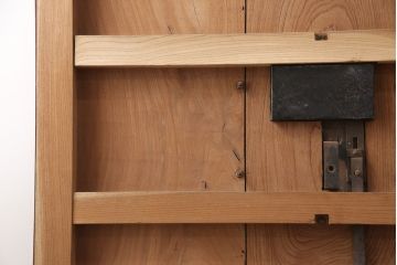 アンティーク建具　総ケヤキ材　枡格子状の帯鉄と大ぶりの金具が重厚感を演出する格子蔵戸1枚(格子戸、建具、玄関戸、引き戸)(R-051157)