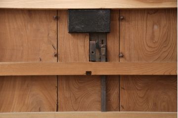 アンティーク建具　総ケヤキ材　枡格子状の帯鉄と大ぶりの金具が重厚感を演出する格子蔵戸1枚(格子戸、建具、玄関戸、引き戸)(R-051157)