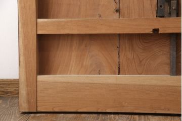アンティーク建具　総ケヤキ材　枡格子状の帯鉄と大ぶりの金具が重厚感を演出する格子蔵戸1枚(格子戸、建具、玄関戸、引き戸)(R-051157)