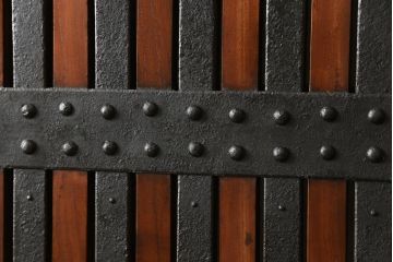 アンティーク建具　ほぼ総ケヤキ材　建具の王様!豪華絢爛な意匠が目を引く金具尽くしの富山蔵戸(玄関戸、引き戸)(R-051158)