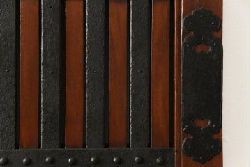 アンティーク建具　ほぼ総ケヤキ材　建具の王様!豪華絢爛な意匠が目を引く金具尽くしの富山蔵戸(玄関戸、引き戸)(R-051158)