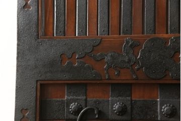 アンティーク建具　ほぼ総ケヤキ材　建具の王様!豪華絢爛な意匠が目を引く金具尽くしの富山蔵戸(玄関戸、引き戸)(R-051158)