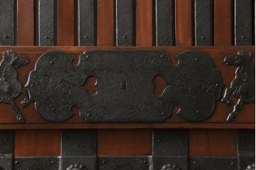 アンティーク建具　ほぼ総ケヤキ材　建具の王様!豪華絢爛な意匠が目を引く金具尽くしの富山蔵戸(玄関戸、引き戸)(R-051158)