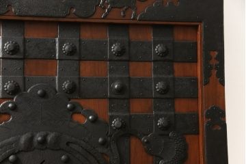 アンティーク建具　ほぼ総ケヤキ材　建具の王様!豪華絢爛な意匠が目を引く金具尽くしの富山蔵戸(玄関戸、引き戸)(R-051158)