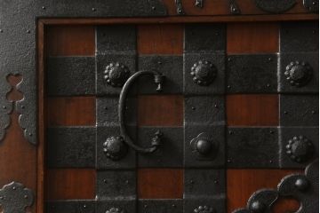 アンティーク建具　ほぼ総ケヤキ材　建具の王様!豪華絢爛な意匠が目を引く金具尽くしの富山蔵戸(玄関戸、引き戸)(R-051158)