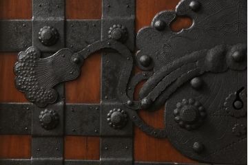 アンティーク建具　ほぼ総ケヤキ材　建具の王様!豪華絢爛な意匠が目を引く金具尽くしの富山蔵戸(玄関戸、引き戸)(R-051158)
