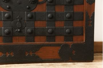 アンティーク建具　ほぼ総ケヤキ材　建具の王様!豪華絢爛な意匠が目を引く金具尽くしの富山蔵戸(玄関戸、引き戸)(R-051158)