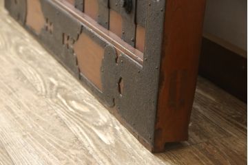 アンティーク建具　ほぼ総ケヤキ材　建具の王様!豪華絢爛な意匠が目を引く金具尽くしの富山蔵戸(玄関戸、引き戸)(R-051158)