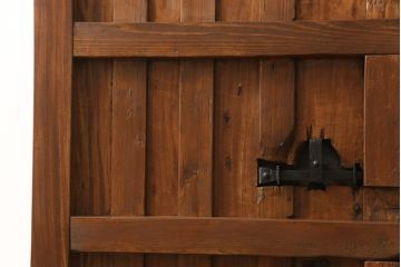 アンティーク建具　ほぼ総ケヤキ材　建具の王様!豪華絢爛な意匠が目を引く金具尽くしの富山蔵戸(玄関戸、引き戸)(R-051158)