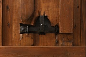 アンティーク建具　ほぼ総ケヤキ材　建具の王様!豪華絢爛な意匠が目を引く金具尽くしの富山蔵戸(玄関戸、引き戸)(R-051158)