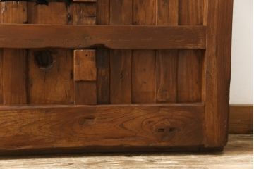 アンティーク建具　ほぼ総ケヤキ材　建具の王様!豪華絢爛な意匠が目を引く金具尽くしの富山蔵戸(玄関戸、引き戸)(R-051158)