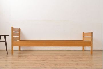 ヴィンテージ家具　ナラ無垢材　ナチュラルテイストの空間づくりにおすすめ!木の温もりを感じられるベッドフレーム(セミシングル、ビンテージ)(R-051159)