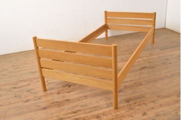ヴィンテージ家具　ナラ無垢材　ナチュラルテイストの空間づくりにおすすめ!木の温もりを感じられるベッドフレーム(セミシングル、ビンテージ)(R-051159)