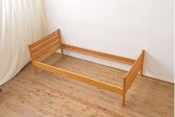 ヴィンテージ家具　ナラ無垢材　ナチュラルテイストの空間づくりにおすすめ!木の温もりを感じられるベッドフレーム(セミシングル、ビンテージ)(R-051159)