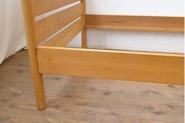 ヴィンテージ家具　ナラ無垢材　ナチュラルテイストの空間づくりにおすすめ!木の温もりを感じられるベッドフレーム(セミシングル、ビンテージ)(R-051159)